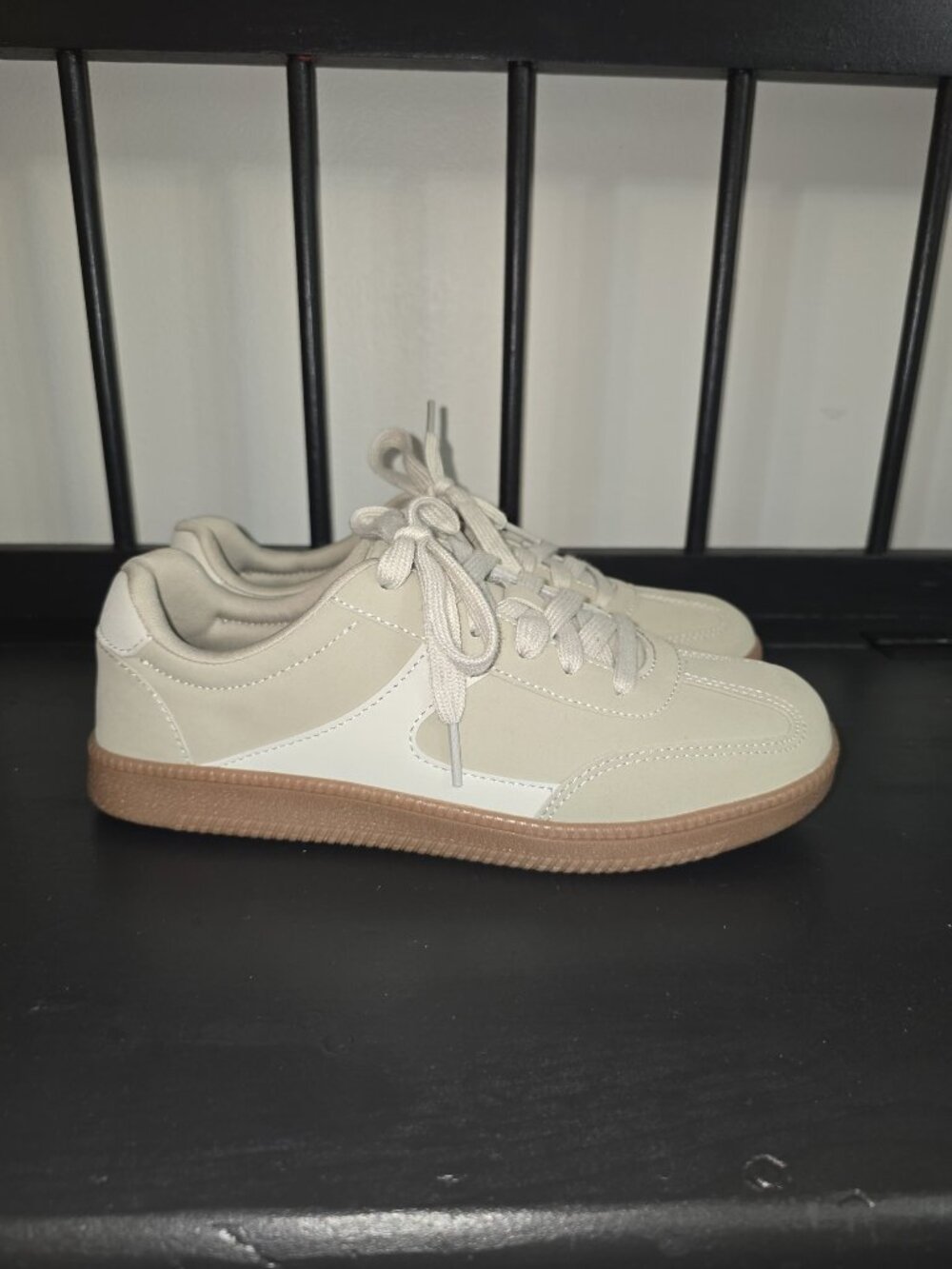 No Boundaries Beige Low-Top Sneakers With Gum Sole Size 8.5 - Picture 1 of 7